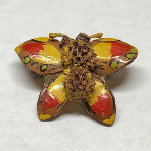 Broche de borboleta feito de casca de noz esculpido à mão e pintado vintage feito à mão