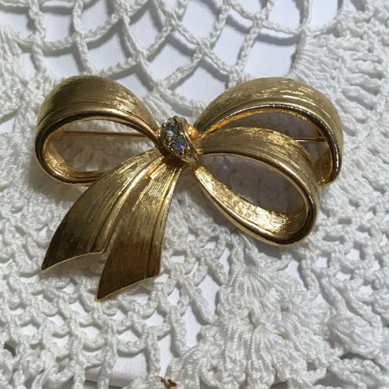 Vintage Rhinestone Ribbon Bow Pin Brooch Goldtone Statement Pin 画像 1