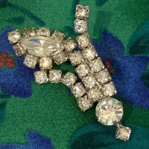 ヴィンテージ LaRel ラインストーン ブローチピン 花と葉 花柄ガラスストーン 高さ 2 1/8 インチ 1960 年代頃