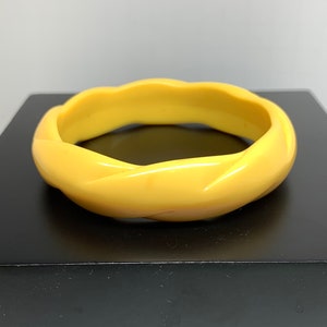 Vintage Lucite virvlande armband med utseende av bakelit eller katalansk cirka 1940-talet