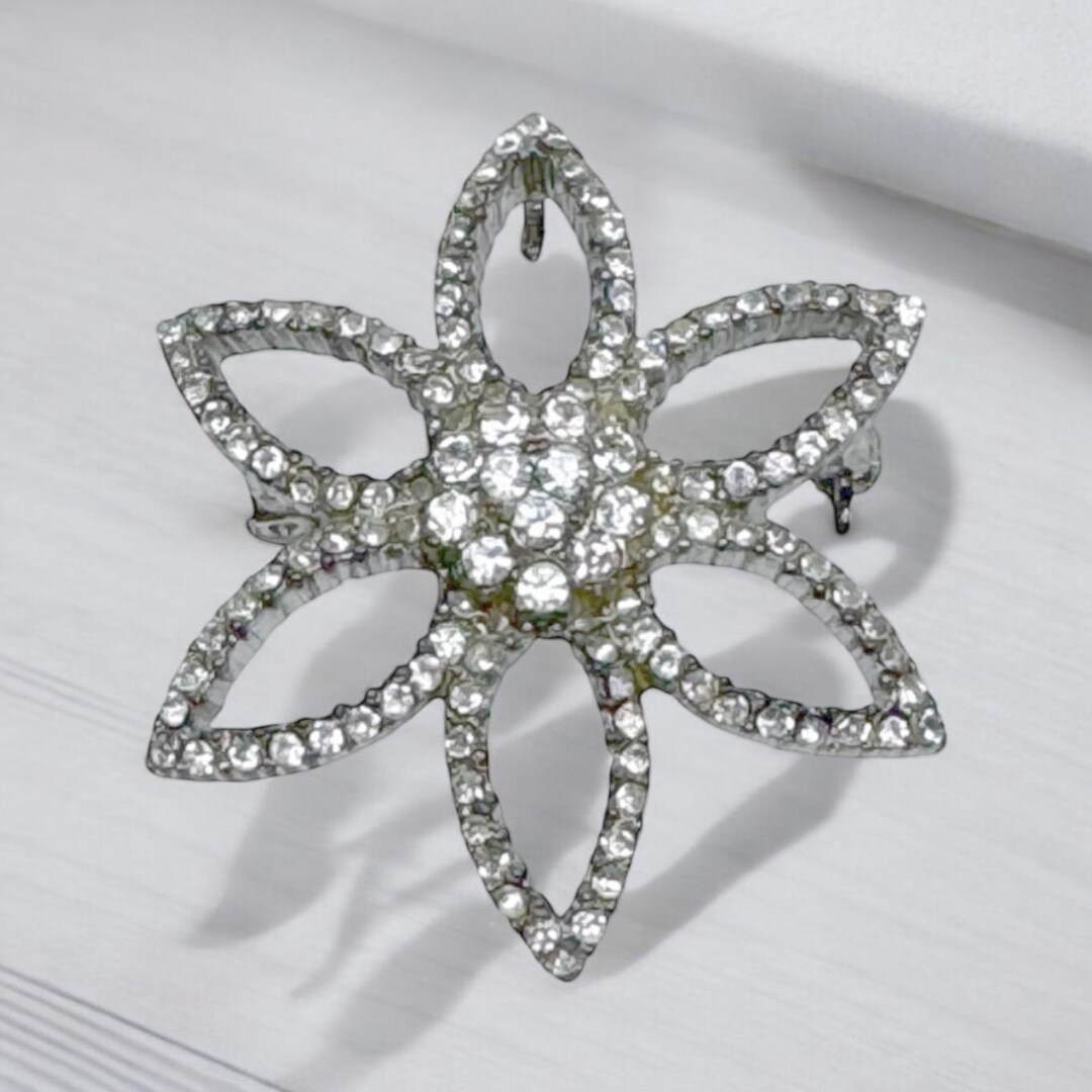 Broche Fleur Vintage En Métal Et Strass Roses & Incolores - Look Luxe Pour Vos Tenues !