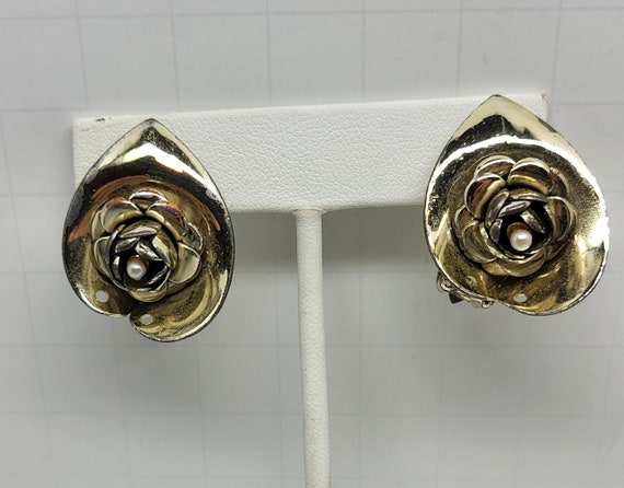 Vintage Flower Clip on Earrings with Faux Seed Pe… - image 1