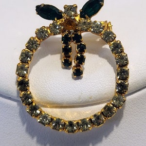 Strass kerstkrans broche pin met strik veelkleurig circa jaren 1980