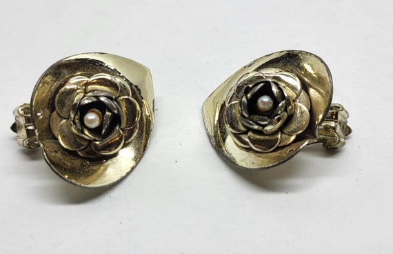 Vintage Flower Clip on Earrings with Faux Seed Pe… - image 4