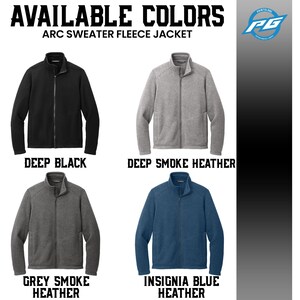 Puede incluir: Cuatro chaquetas de polar en diferentes colores: negro profundo, gris jaspeado humo oscuro, gris jaspeado humo claro y azul marino jaspeado. Todas las chaquetas tienen cremallera y cuello alto. En la parte superior de la imagen se puede leer "AVAILABLE COLORS" y "ARC SWEATER FLEECE JACKET".