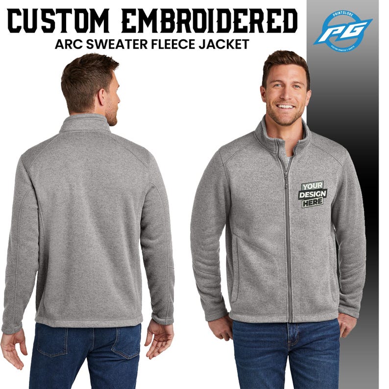 Puede incluir: Una chaqueta de forro polar gris con cierre de cremallera y cuello alto. La chaqueta tiene un bolsillo en el pecho izquierdo con el texto "YOUR DESIGN HERE".