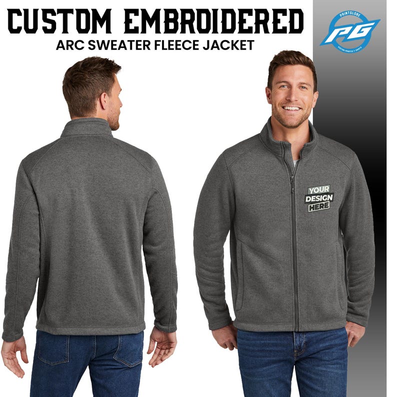 Puede incluir: Una chaqueta de forro polar gris con cierre de cremallera y un peque&ntilde;o bolsillo en el pecho izquierdo. La chaqueta tiene un cuello alto y se muestra en un modelo que lleva pantalones vaqueros azules. El texto "YOUR DESIGN HERE" est&aacute; bordado en el pecho derecho de la chaqueta.
