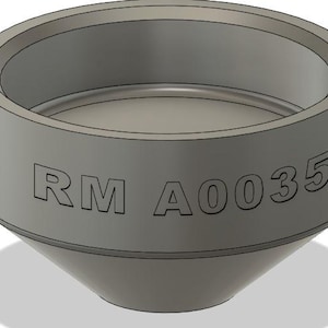 Op de afbeelding: Een grijze, kegelvormige mal met een brede, platte bovenkant en de tekst "RM A0035" gedrukt op de zijkant.