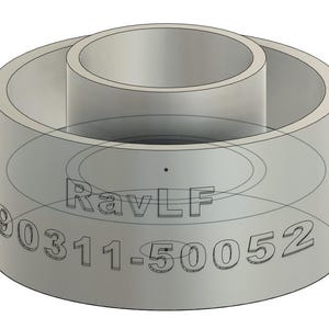 以下が含まれることがあります： 中央に小さな円筒がある、明るい灰色の円筒形のオブジェクト。「RavLF」と「90311-50052」の文字が表面に刻まれています。デザインは3Dレンダリングです。
