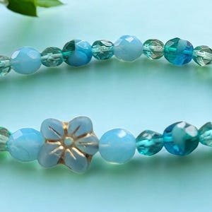 7 1/2&quot; Blue Czech Glass Flower Stretch Bracelet