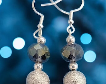 Pendientes colgantes con cuentas en tono plateado