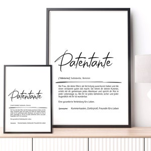 Può includere: Due stampe artistiche incorniciate con cornici nere e sfondi bianchi. Le stampe presentano la parola "Patentante" in elegante scrittura. Una stampa include una definizione e sinonimi in tedesco. Le stampe sono esposte su una superficie di legno.