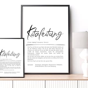 Op de afbeelding: Twee ingelijste kunstafdrukken met het woord "Kitaleitung" in elegant schrift. De afdrukken zijn zwart-wit, met de definitie van het woord in het Duits. De lijsten zijn zwart en de afdrukken worden op een houten oppervlak weergegeven.