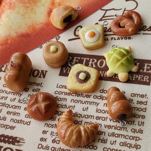 Miniature porte-clés en pain : bijoux faits main en argile kawaii
