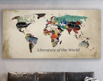 Op de afbeelding: Een wereldkaart in vintage stijl met een collage van boekomslagen die literatuur uit verschillende landen vertegenwoordigen. De kaart is gedrukt op canvas en heeft een verweerde, antieke uitstraling. De tekst "Literatuur van de wereld" is onder de kaart gedrukt.