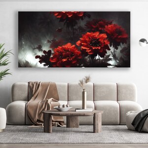 K&ouml;nnte beinhalten: Ein digitaler Kunstdruck mit einer Nahaufnahme von roten Blumen vor einem dunklen Hintergrund und einem nebeligen, &auml;therischen Effekt.