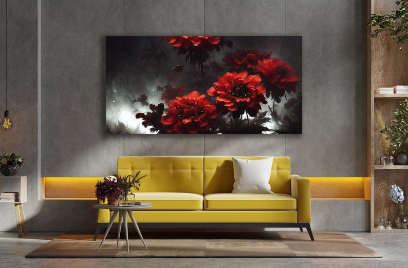 K&ouml;nnte beinhalten: Ein gelbes Sofa mit einem wei&szlig;en Kissen vor einem Gem&auml;lde mit roten Blumen auf dunklem Hintergrund.