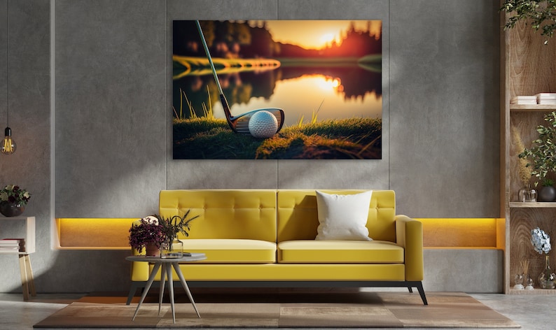 Puede incluir: Un sof&aacute; amarillo con un coj&iacute;n blanco frente a una pared con una impresi&oacute;n enmarcada de una bola de golf y un palo en un campo de golf verde al atardecer.