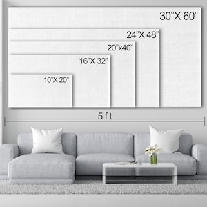 K&ouml;nnte beinhalten: Eine wei&szlig;e Leinwand mit verschiedenen markierten Gr&ouml;&szlig;en, die die Abmessungen in Zoll angeben. Die Leinwand wird an einer Wand &uuml;ber einem grauen Sofa und einem Couchtisch angezeigt. Der Text "5 ft" steht unter der Leinwand.