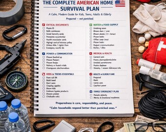 Puede incluir: Un plan de supervivencia con lista de verificación y suministros de emergencia, que incluyen un botiquín de primeros auxilios, una radio, botellas de agua y conservas. El texto dice "The Complete American Home Survival Plan".
