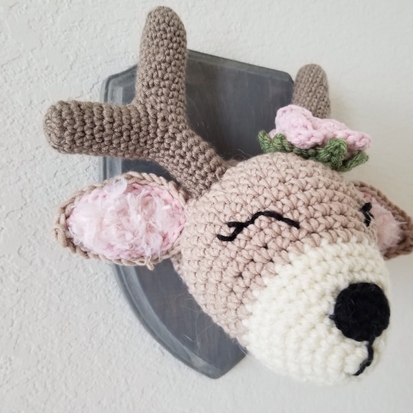 Tête de cerf au crochet // Décoration de chambre de bébé // Tête de trophée // Taxidermie au crochet