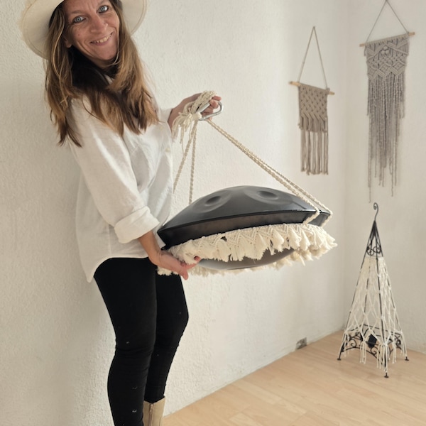 Soportes colgantes de macramé hechos a mano en hilo de algodón estilo bohemio con flecos largos.