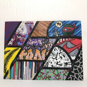 Peut inclure: Une peinture abstraite colorée sur toile avec une variété de formes géométriques et de motifs. La peinture comprend un personnage de la Tortue Ninja, du graffiti et une chaussure Nike. Le texte "Yo!" est dans une bulle de dialogue.