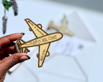 Imán de avión para guardar la fecha de boda en el extranjero, etiqueta de madera grabada para nevera, invitación de viaje