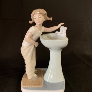Lladro Clean up Time #4838 RETIRED, VINTAGE, RARE