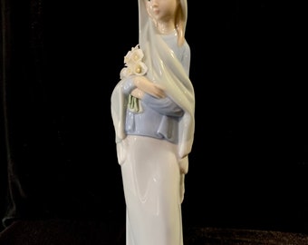 Lladro  Girl with Calla Lilies #4650 RETIRED. VINTAGE, RARE
