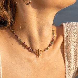 Choker necklace made of tourmaline gemstone chips