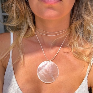 Volle maan parelmoer ketting
