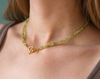 Collana girocollo verde realizzata con scaglie di pietre preziose di peridoto