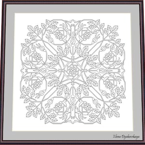 Op de afbeelding: Een zwart-witte lijntekening van een symmetrisch ontwerp met rozen en bladeren. Het ontwerp is ingelijst in een vierkant.