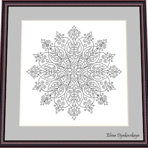 Peut inclure: Un dessin au trait noir et blanc d'un motif symétrique et complexe ressemblant à un flocon de neige. Le dessin est encadré dans un cadre en bois brun avec un passe-partout gris.