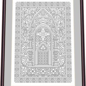 Puede incluir: Patrón de punto de cruz en blanco y negro enmarcado que presenta un diseño de ventana ornamentado con intrincados detalles florales y geométricos. La obra de arte está enmarcada en un marco de madera marrón.