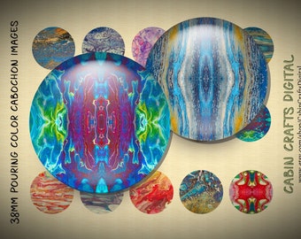 Könnte beinhalten: Eine Sammlung von 38 mm großen Gießfarben-Cabochon-Bildern. Die Bilder zeigen abstrakte Designs in verschiedenen Farben, darunter Blau, Grün, Rot und Gelb. Der Text "38mm Pouring Color Cabochon Images" und "Cabin Crafts Digital" ist sichtbar.