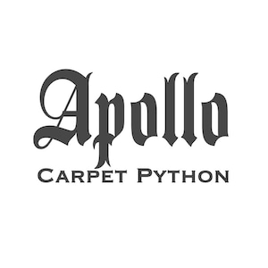 Könnte beinhalten: Das Bild zeigt den Text "Apollo CARPET PYTHON" in dunkelgrauer Schrift auf weißem Hintergrund. "Apollo" ist in einer dekorativen Schriftart im gotischen Stil geschrieben, während "CARPET PYTHON" in einer einfacheren serifenlosen Schriftart steht.