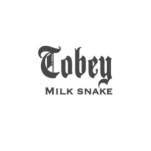 以下が含まれることがあります： ゴシック体で「Tobey」、サンセリフ体で「Milk Snake」と書かれたロゴ。テキストは濃いグレーで、背景は白。シンプルでミニマルなデザインで、ブランドロゴとして使用できます。