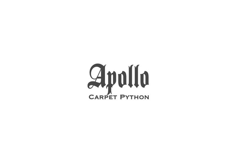 K&ouml;nnte beinhalten: Das Bild zeigt den Text "Apollo CARPET PYTHON" in dunkelgrauer Schrift auf wei&szlig;em Hintergrund. "Apollo" ist in einer dekorativen Schriftart im gotischen Stil geschrieben, w&auml;hrend "CARPET PYTHON" in einer einfacheren serifenlosen Schriftart steht.