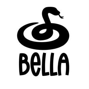 Pode incluir: Gráfico preto de uma cobra enrolada com a cabeça levantada e a língua de fora. Abaixo da cobra, o nome "BELLA" em letras grossas e arredondadas, sobre um fundo branco.