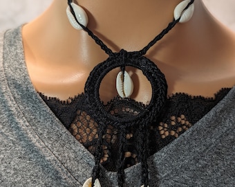 Collar de crochet con concha de cauri estilo bohemio chic - Joyería de playa hecha a mano