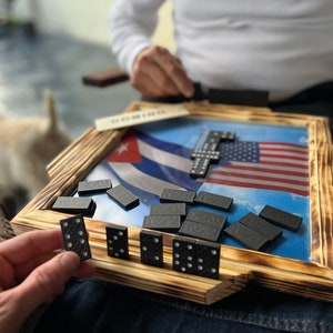 Op maat gemaakte mini-dominotafel (met dominostenen)