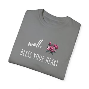 Bless Your Heart Shirt, Magnolia Shirt, The South Shirt, Südlicher Sarkasmus Shirt, Südliches Sprüche Shirt, Unisex Garment-Dyed T-Shirt