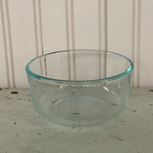 One vintage Pyrex 2 cup #7200 clear glass bowl with teal rim