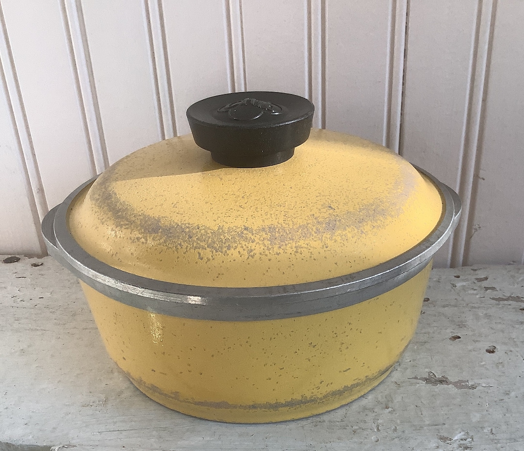 Club Dutch Oven/yellow/aluminum/vintage/19501970/1 Quart/measures 6 3/