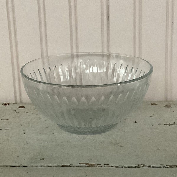 One vintage Anchor Hocking clear ribbed 3 cup glass bowl/Bowl measures 6 1/4 inches round and 3 1/2 inches deep