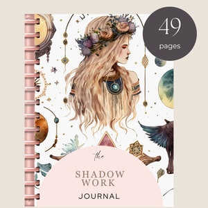 Könnte beinhalten: Ein rosa-weißes Journal mit einer Aquarell-Illustration einer Frau mit langen blonden Haaren, die eine Blumenkrone trägt. Das Journal hat eine Spiralbindung und den Text "The Shadow Work Journal" auf dem Cover. Das Journal hat 49 Seiten.