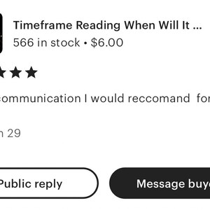 Puede incluir: Una interfaz digital que muestra un listado de producto titulado Timeframe Reading When Will It, con un icono cuadrado negro con gr&aacute;ficos de constelaciones blancas, una calificaci&oacute;n de cinco estrellas, una rese&ntilde;a de cliente que dice Great communication I would reccomand for sure, y botones etiquetados como Public reply y Message buyer.