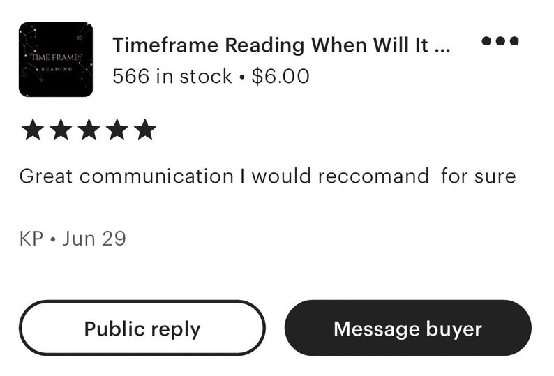 Puede incluir: Una interfaz digital que muestra un listado de producto titulado Timeframe Reading When Will It, con un icono cuadrado negro con gr&aacute;ficos de constelaciones blancas, una calificaci&oacute;n de cinco estrellas, una rese&ntilde;a de cliente que dice Great communication I would reccomand for sure, y botones etiquetados como Public reply y Message buyer.
